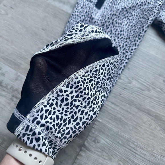 Lululemon Inspire Tight II 7/8 Yoga Legging Black & White With Mesh Women Size 4 - Picture 9 of 14